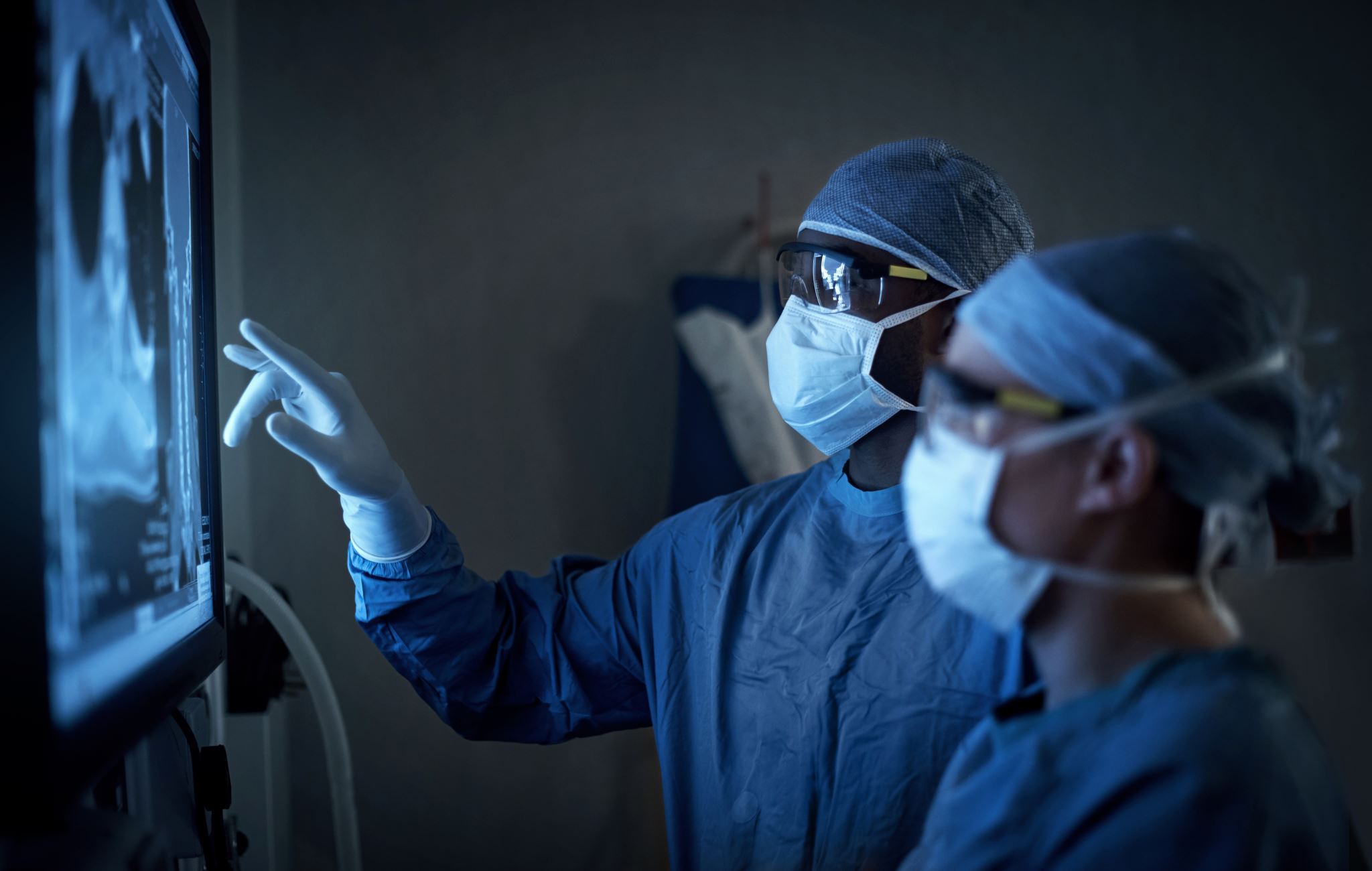 Dos-cirujanos-revisando-una-radiografía